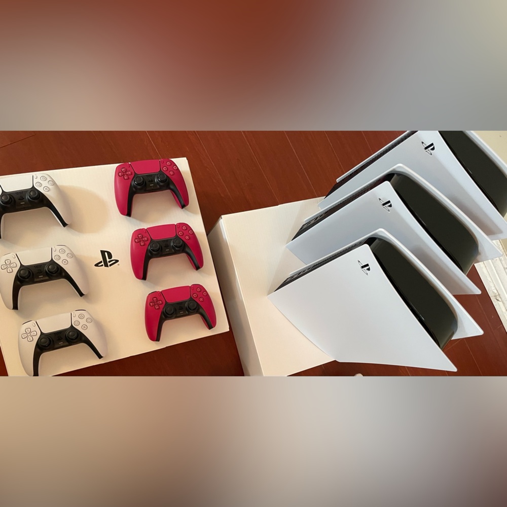 PS5 825GB $760 EACH 2 CONTROLLERS INCLUDED (1
WHITE 1 RED) 2 GAMES INSTALLED
